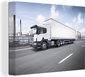 Canvas Schilderij Witte vrachtwagen op de snelweg - 80x60 cm - Wanddecoratie