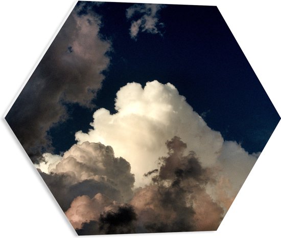 WallClassics - PVC Schuimplaat Hexagon  - Wolken tegen Blauwe Lucht  - 50x43.5 cm Foto op Hexagon (Met Ophangsysteem)