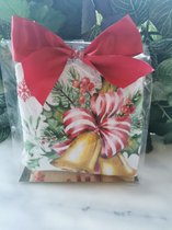 Geschenkset van 2 Gastendoekjes Jingle Bells voor Kerst met Kerstklokken, hulst en sneeuwvlokken 2x gastendoekje 64x38cm