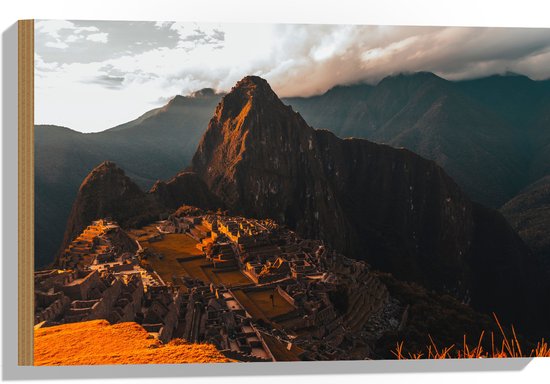 WallClassics - Hout - Machu Pichu Berg in Peru bij Zonsondergang - 60x40 cm - 12 mm dik - Foto op Hout (Met Ophangsysteem)