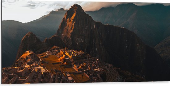 WallClassics - Dibond - Machu Pichu Berg in Peru bij Zonsondergang - 100x50 cm Foto op Aluminium (Wanddecoratie van metaal)