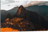 WallClassics - Dibond - Machu Pichu Berg in Peru bij Zonsondergang - 90x60 cm Foto op Aluminium (Wanddecoratie van metaal)