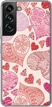 Geschikt voor Samsung Galaxy S22 Plus hoesje - Een illustratie met roze en rode hartjes - Siliconen Telefoonhoesje