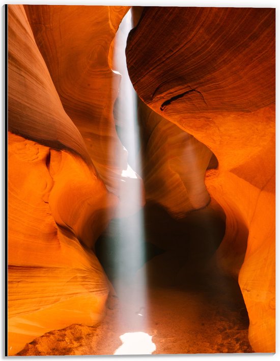 WallClassics - Dibond - Dunne Lichstraal door Antelope Canyon - 30x40 cm Foto op Aluminium (Met Ophangsysteem)