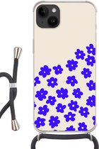 Geschikt voorApple Iphone 14 Plus - Crossbody Case - Bloem - Blauw - Patronen - Siliconen - Crossbody - Backcover met Koord - Telefoonhoesje met koord - Hoesje met touw