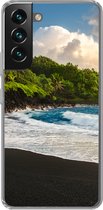 Geschikt voor Samsung Galaxy S22 hoesje - Een zwart zandstrand van Hawaii - Siliconen Telefoonhoesje