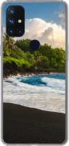 Geschikt voor OnePlus Nord N10 5G hoesje - Een zwart zandstrand van Hawaii - Siliconen Telefoonhoesje