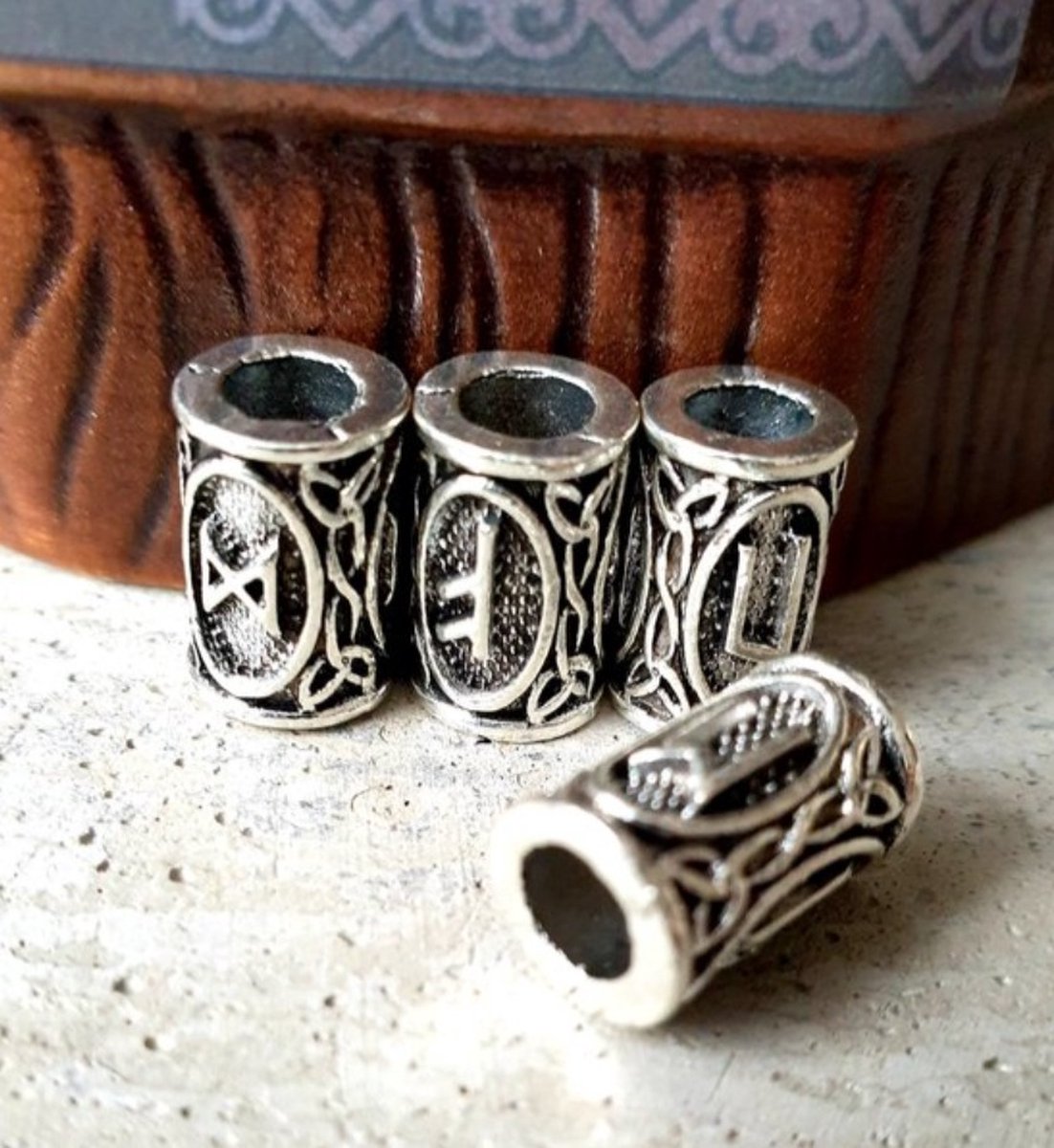 Baardkralen - Larpcenter - Viking - schoencadeautje - sinterklaas - Runes - carnavalskleding - Mannen - 4X -