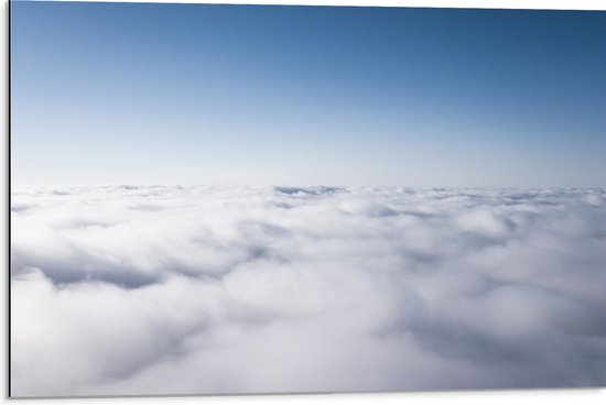 WallClassics - Dibond - Uitzicht boven de Wolken - 75x50 cm Foto op Aluminium (Wanddecoratie van metaal)
