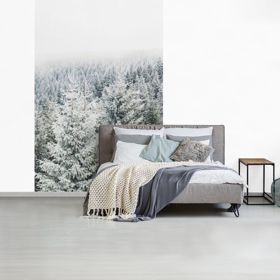 Behang - Fotobehang Bos - Sneeuw - Winter - Seizoenen - Dennenboom - Breedte 170 cm x hoogte 260 cm