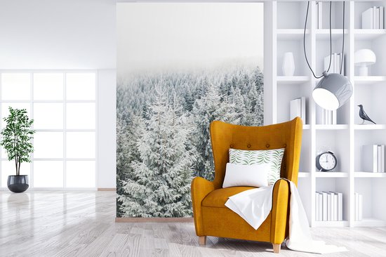 Behang - Fotobehang Bos - Sneeuw - Winter - Seizoenen - Dennenboom - Breedte 170 cm x hoogte 260 cm