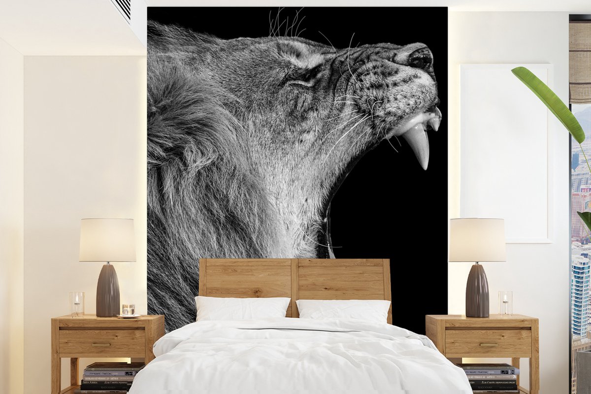 Behang - Fotobehang Dieren - Leeuw - Zwart - Wit - Portret - Breedte 160 cm x hoogte 220 cm
