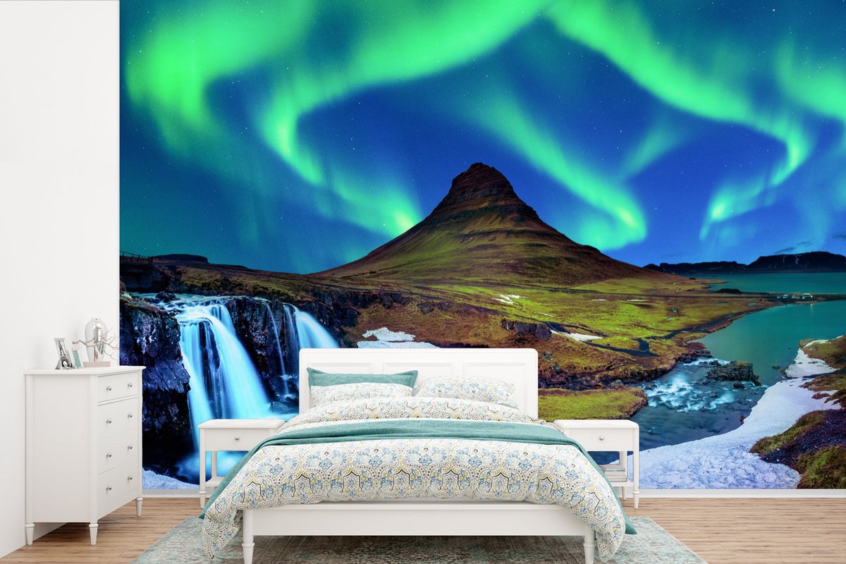 Behang - Fotobehang Noorderlicht - Sterrenhemel - IJsland - Berg - Groen - Waterval - Meer - Breedte 450 cm x hoogte 300 cm