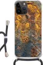 Geschikt voorApple Iphone 14 Pro Max - Crossbody Case - Goud - Metaal - Roest print - Grijs - Abstract - Patroon - Siliconen - Crossbody - Backcover met Koord - Telefoonhoesje met koord - Hoesje met touw
