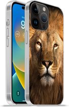 Geschikt voorApple Iphone 14 Pro Max hoesje - Leeuw - Dieren - Zwart - Licht - Bruin - Portret - Siliconen Telefoonhoesje