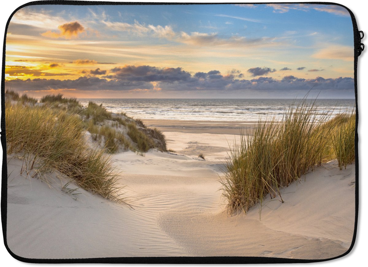 Laptophoes 13 inch - Strand - Duin - Gras - Zonsondergang - Zee - Laptop sleeve - Binnenmaat 32x22,5 cm - Zwarte achterkant