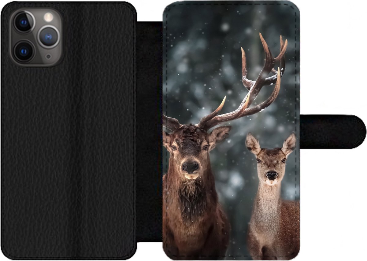Telefoonhoesje Geschikt voor iPhone 11 Pro Max telefoonhoesje - Hert - Dieren - Winter - Gewei - Sneeuw - Natuur - Met vakjes - Wallet case met magneetsluiting