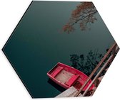 WallClassics - Dibond Hexagon - Kleine Roze Bootje aan Steiger - 30x26.1 cm Foto op Hexagon (Met Ophangsysteem)