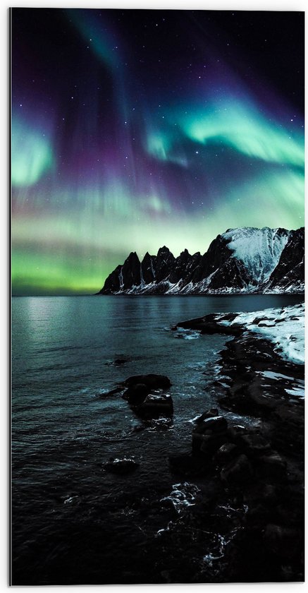 WallClassics - Dibond - Noorderlicht over Bergen en Water - 50x100 cm Foto op Aluminium (Met Ophangsysteem)