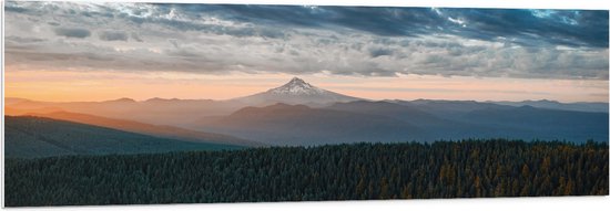 WallClassics - Feuille de mousse PVC - Lit nuageux au-dessus d'un paysage de montagne - 150x50 cm Photo sur feuille de mousse PVC