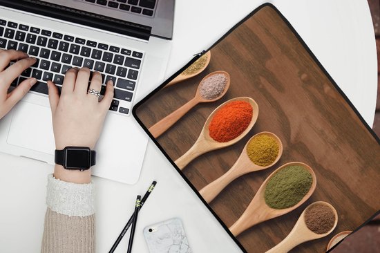 Laptophoes 15.6 inch - Pollepel - Kruiden - Eten - Specerijen - Tafel - Laptop sleeve - Binnenmaat 37x26 cm - Zwarte achterkant