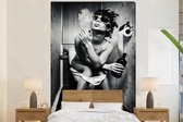 Behang - Fotobehang Vrouw - Vintage - Krulspelden - Toilet - Sigaret - Breedte 145 cm x hoogte 220 cm