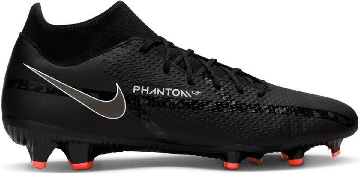 Zwarte NIKE Phantom GT2 Academy DF FG voetbalschoenen met dynamische pasvorm en opvallende oranje noppen.