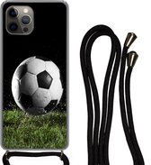 Hoesje met koord Geschikt voor iPhone 12 Pro - Voetbal in het gras - Siliconen - Crossbody - Backcover met Koord - Telefoonhoesje met koord - Hoesje met touw