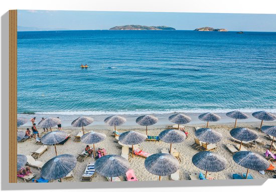 WallClassics - Hout - Rieten Parasols met Ligbedjes op het Strand - 60x40 cm - 12 mm dik - Foto op Hout (Met Ophangsysteem)