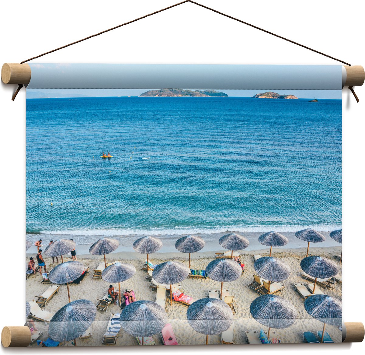 Textielposter - Rieten Parasols met Ligbedjes op het Strand - 40x30 cm Foto op Textiel