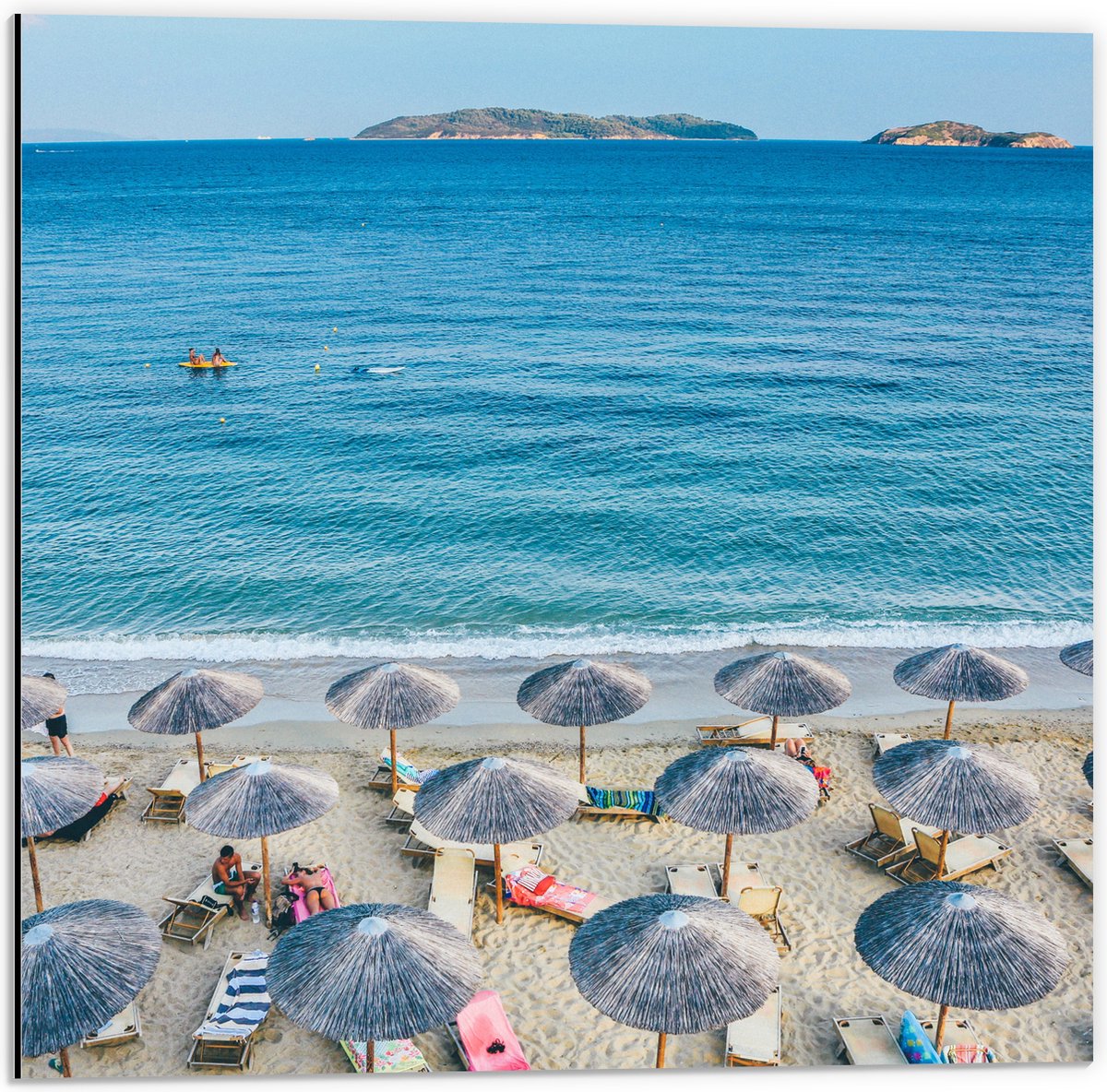 Dibond - Rieten Parasols met Ligbedjes op het Strand - 50x50 cm Foto op Aluminium (Met Oph