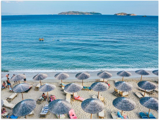 WallClassics - Poster Glanzend – Rieten Parasols met Ligbedjes op het Strand - 80x60 cm Foto op Posterpapier met Glanzende Afwerking