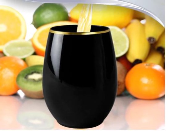 Verre noir avec bordure dorée, rempli de liquide. Entouré de divers fruits comme des oranges et des bananes.
