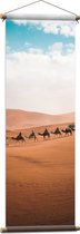 WallClassics - Textielposter - Rij Kamelen in Woestijn - 40x120 cm Foto op Textiel
