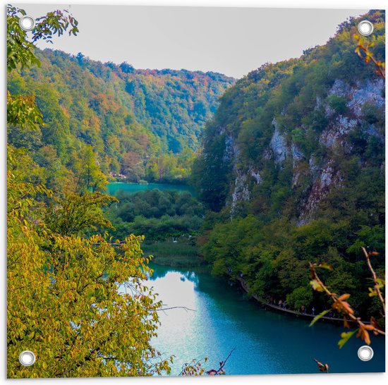 WallClassics - Tuinposter – Rivier tussen Twee Groene Bergen - 50x50 cm Foto op Tuinposter  (wanddecoratie voor buiten en binnen)