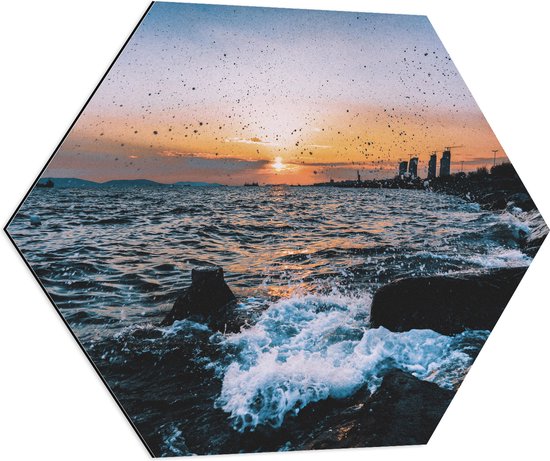 WallClassics - Dibond Hexagon - Klotsende Golven tegen Rotsen bij Zonsondergang - 70x60.9 cm Foto op Hexagon (Met Ophangsysteem)