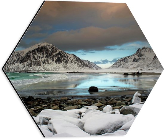 WallClassics - Dibond Hexagon - Besneeuwde Bergen bij Meertje - 40x34.8 cm Foto op Hexagon (Met Ophangsysteem)
