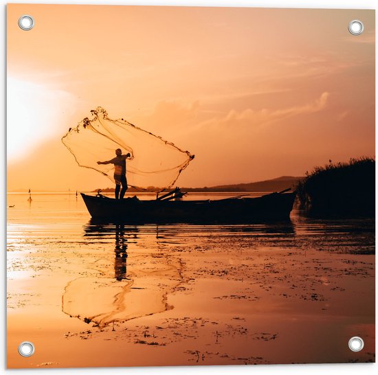 WallClassics - Tuinposter – Visser Gooit het Visnet vanuit een Bootje - 50x50 cm Foto op Tuinposter  (wanddecoratie voor buiten en binnen)