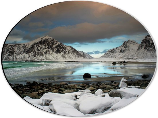 WallClassics - Dibond Ovaal - Besneeuwde Bergen bij Meertje - 40x30 cm Foto op Ovaal (Met Ophangsysteem)
