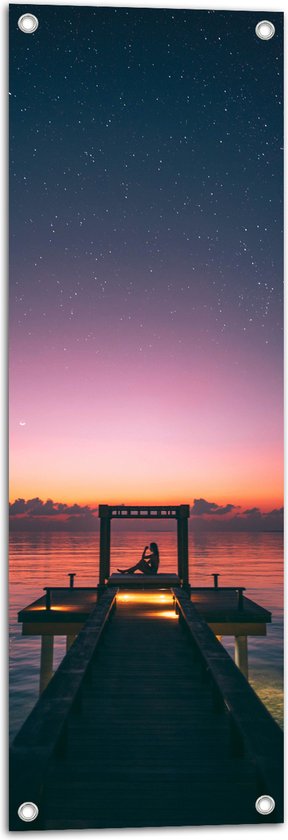 WallClassics - Poster de Jardin - Femme Relaxante sous Ciel Etoilé sur Pont - 30x90 cm Photo sur Poster de Jardin (décoration murale pour extérieur et intérieur)