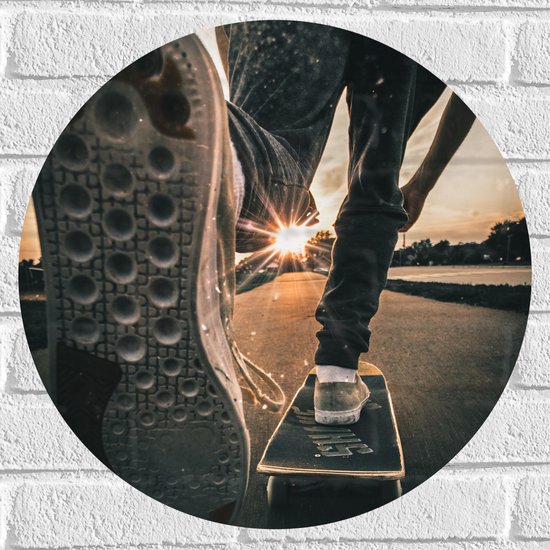 WallClassics - Muursticker Cirkel - Skater op Asfaltweg - 50x50 cm Foto op Muursticker