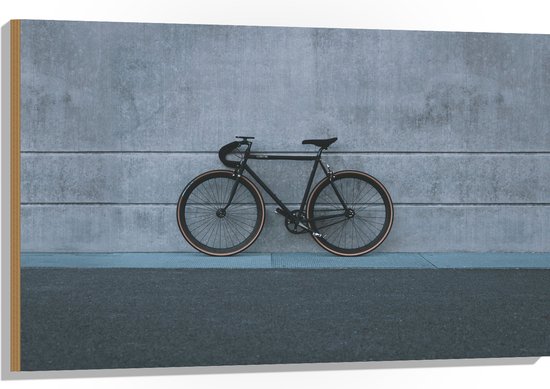 WallClassics - Hout - Zwarte Fiets tegen Grijze Gebouw - 105x70 cm - 12 mm dik - Foto op Hout (Met Ophangsysteem)