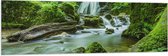 WallClassics - Vlag - Groen Natuur Gebied met Waterval - 150x50 cm Foto op Polyester Vlag