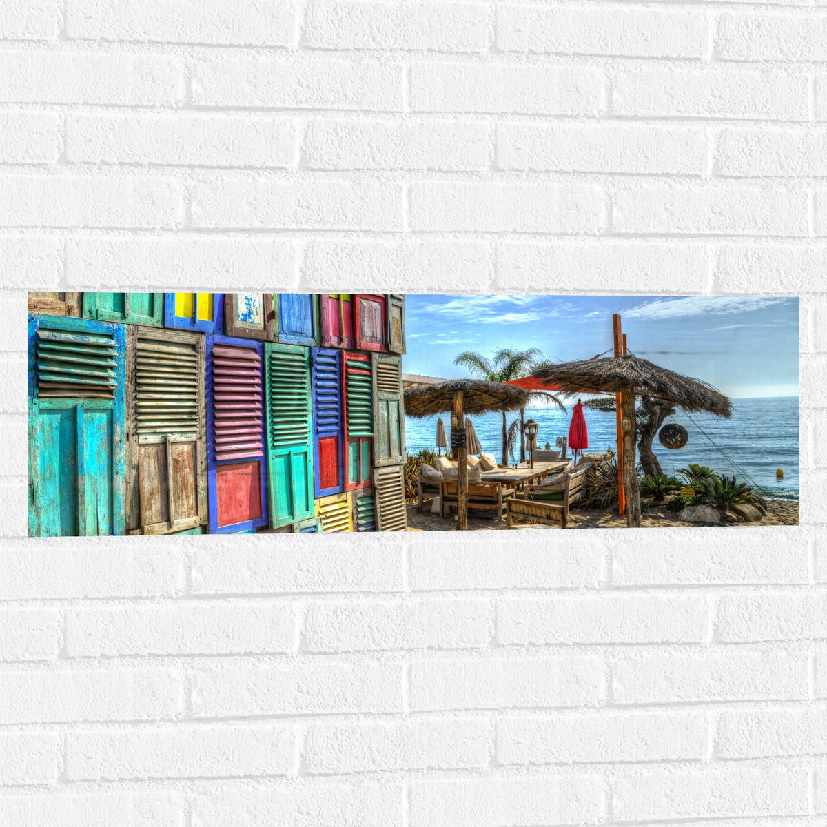 Muursticker - Bankjes en Parasol dicht aan het Water - 90x30 cm Foto op Muursticker