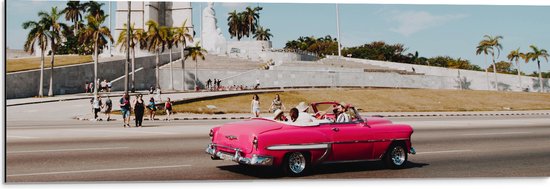 WallClassics - Dibond - Roze Cabrio in Stad - 90x30 cm Foto op Aluminium (Wanddecoratie van metaal)