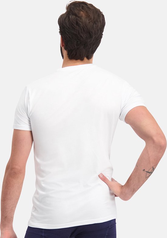 Man van achteren, draagt een wit T-shirt.