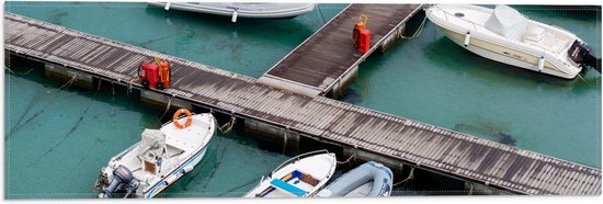 WallClassics - Vlag - Kleine Speedbootjes in de Haven - 60x20 cm Foto op Polyester Vlag