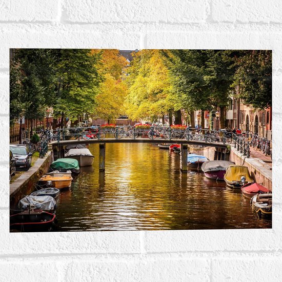 WallClassics - Muursticker - Amsterdamse Grachten met Bootjes - 40x30 cm Foto op Muursticker