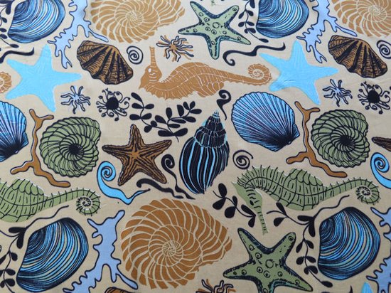 Sarong, pareo, hamamdoek, schelpen zeedieren patroon lengte 115 cm breedte 165 kleuren beige blauw zwart groen oranje bruin versierd met franjes.