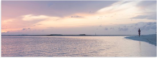 WallClassics - Poster (Mat) - Vrouw tijdens Strandwandeling tegen de Avond - 90x30 cm Foto op Posterpapier met een Matte look